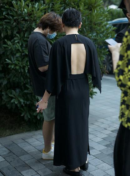 姜思达穿露背长裙现身街头,蓝眼影红指甲,不伦不类的穿衣自由