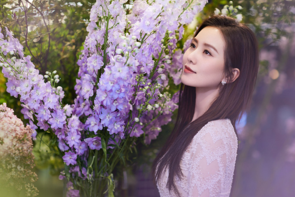 刘诗诗|刘诗诗当妈后突破形象大走性感风，罕见抹胸裙配黑丝妩媚又养眼