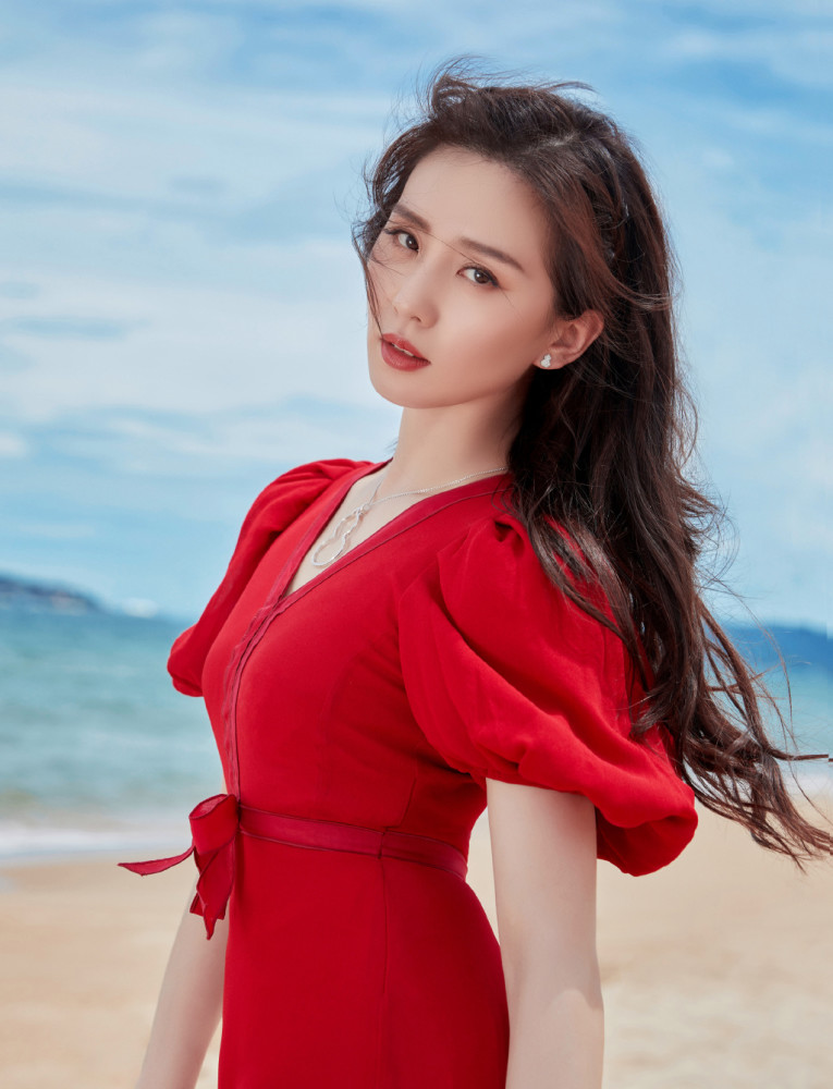 刘诗诗|刘诗诗当妈后突破形象大走性感风，罕见抹胸裙配黑丝妩媚又养眼