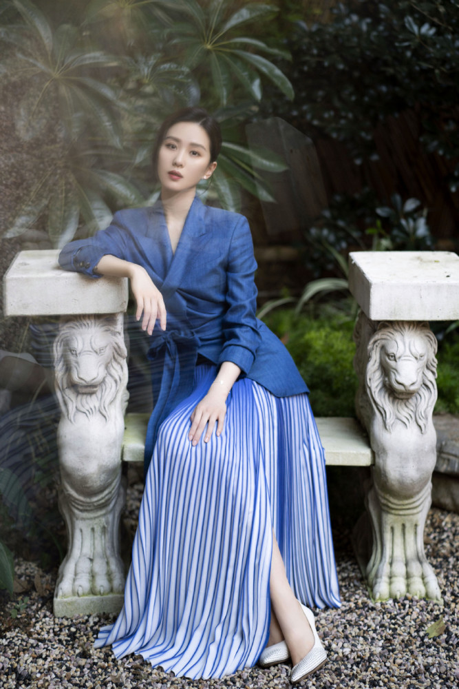 刘诗诗|刘诗诗当妈后突破形象大走性感风，罕见抹胸裙配黑丝妩媚又养眼