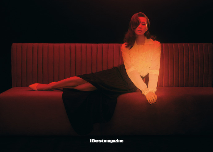 刘诗诗|刘诗诗当妈后突破形象大走性感风，罕见抹胸裙配黑丝妩媚又养眼