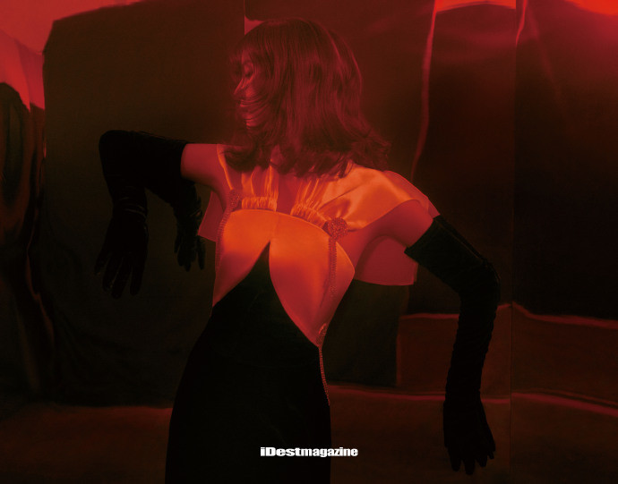 刘诗诗|刘诗诗当妈后突破形象大走性感风，罕见抹胸裙配黑丝妩媚又养眼