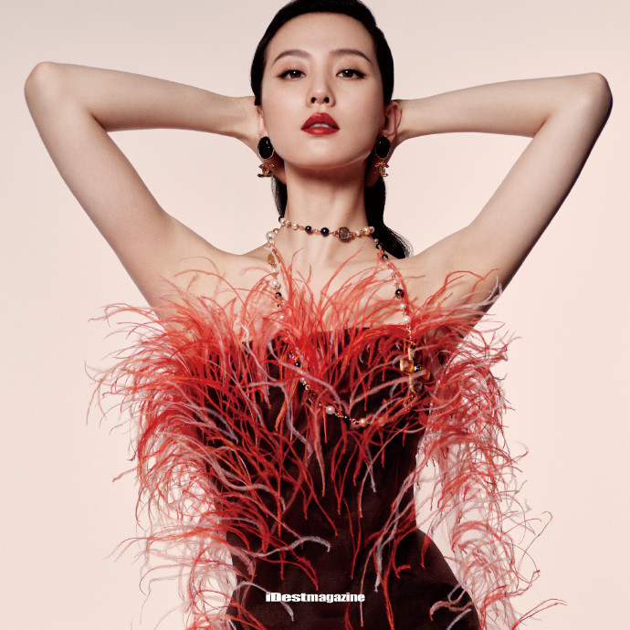 刘诗诗|刘诗诗当妈后突破形象大走性感风，罕见抹胸裙配黑丝妩媚又养眼