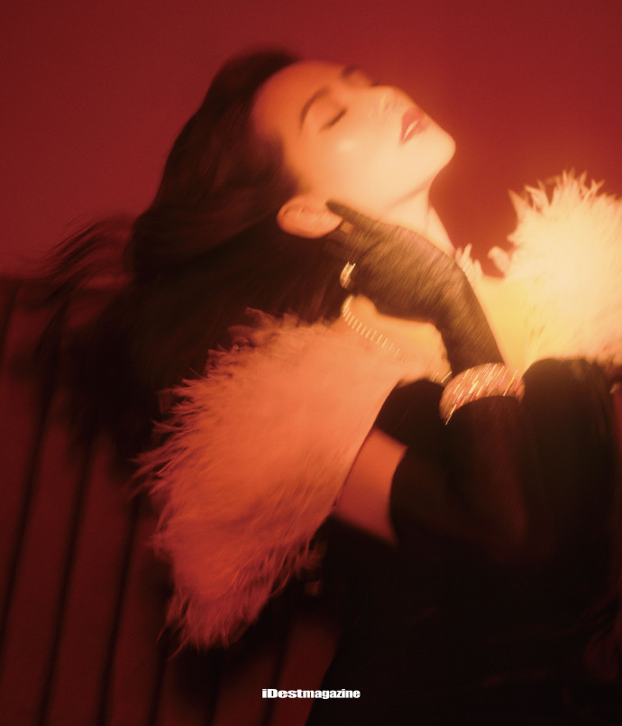 刘诗诗|刘诗诗当妈后突破形象大走性感风，罕见抹胸裙配黑丝妩媚又养眼