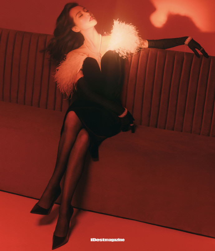 刘诗诗|刘诗诗当妈后突破形象大走性感风，罕见抹胸裙配黑丝妩媚又养眼