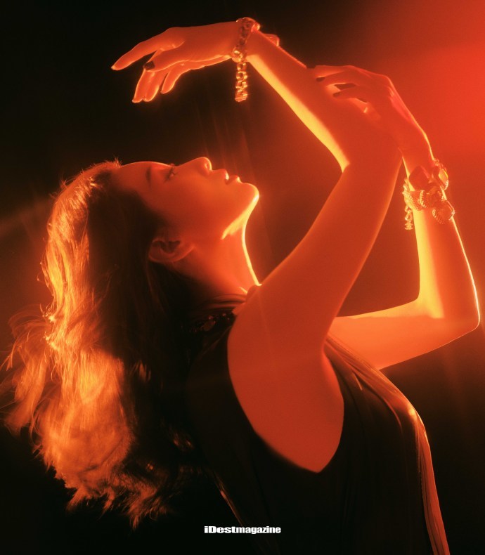 刘诗诗|刘诗诗当妈后突破形象大走性感风，罕见抹胸裙配黑丝妩媚又养眼