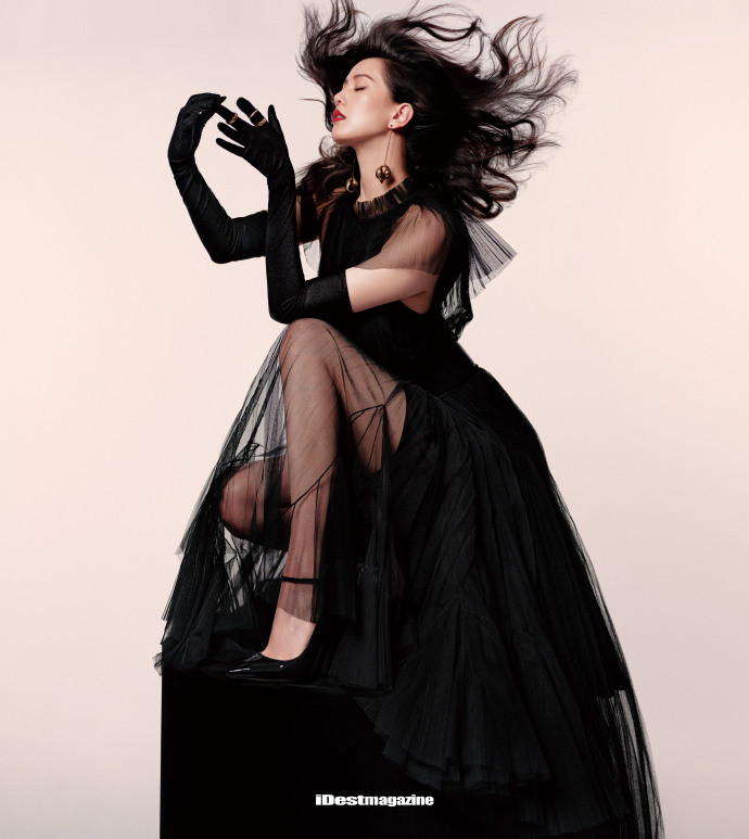 刘诗诗|刘诗诗当妈后突破形象大走性感风，罕见抹胸裙配黑丝妩媚又养眼