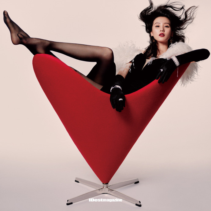 刘诗诗|刘诗诗当妈后突破形象大走性感风，罕见抹胸裙配黑丝妩媚又养眼