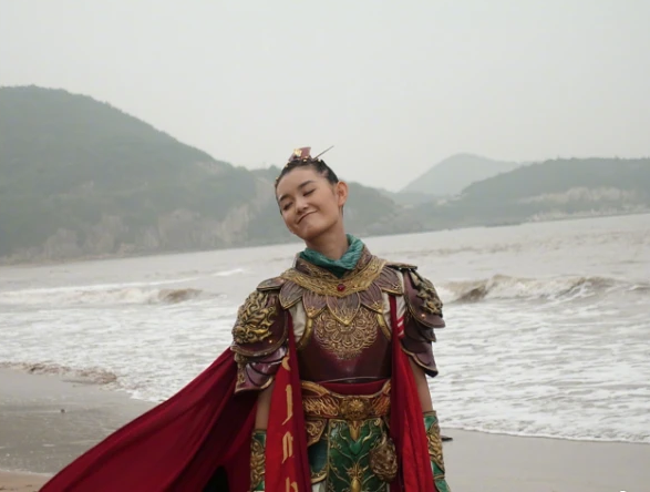 有一种"敬业"叫蒋依依,被埋在土里还不忘看剧本,瞬间打脸半个演艺圈