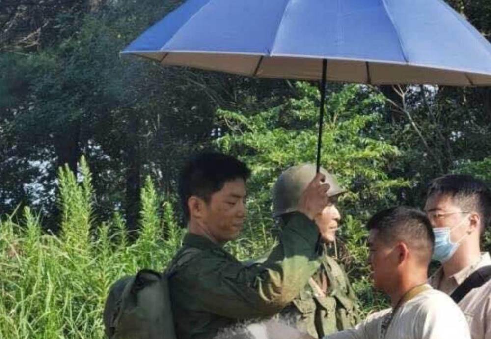 肖战|肖战《王牌》最新路透曝光！留寸头颜值依旧，被指五官神似霍建华