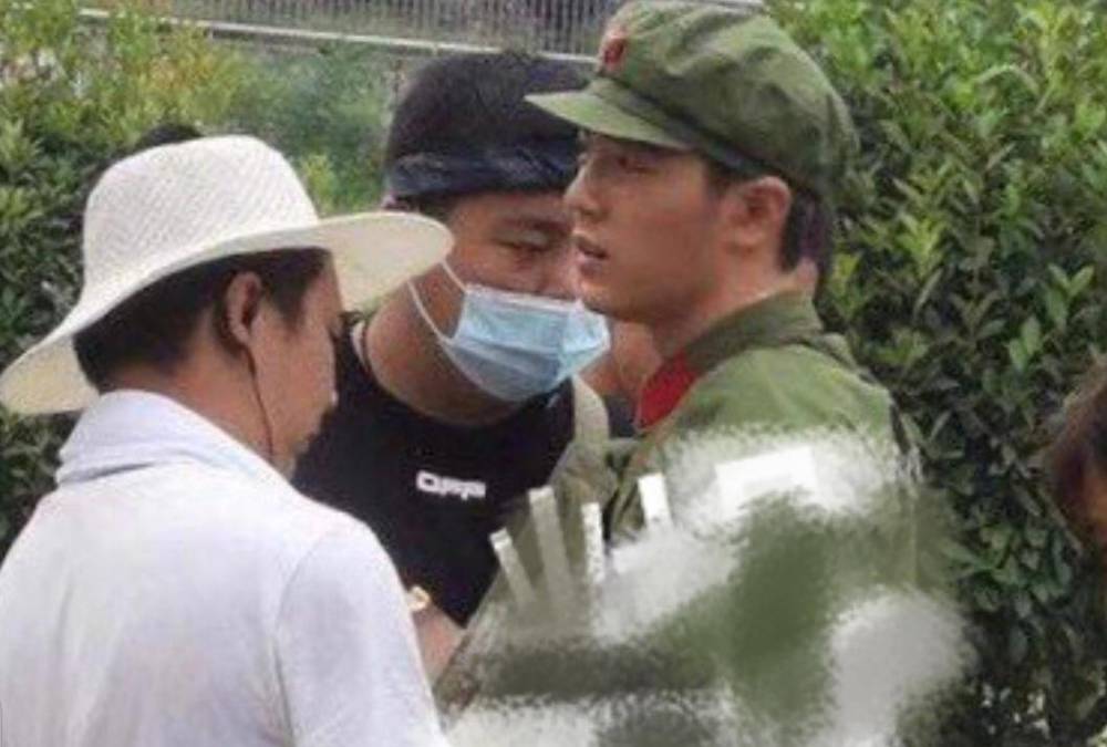 肖战|肖战《王牌》最新路透曝光！留寸头颜值依旧，被指五官神似霍建华