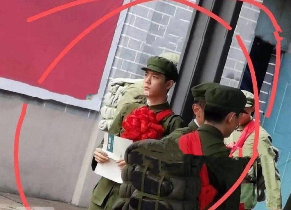 肖战|肖战《王牌》最新路透曝光！留寸头颜值依旧，被指五官神似霍建华