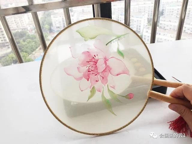 水彩|水彩在团扇上画朵荷花，简单又好看！完全可以自己DIY