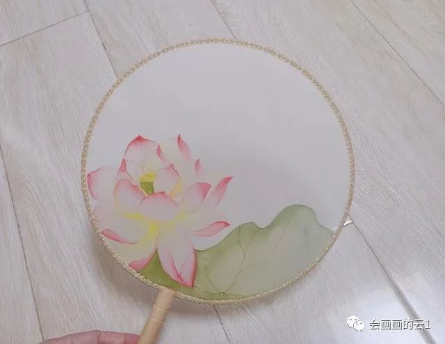水彩|水彩在团扇上画朵荷花，简单又好看！完全可以自己DIY