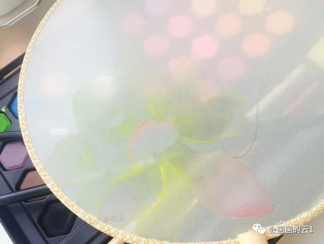 水彩|水彩在团扇上画朵荷花，简单又好看！完全可以自己DIY