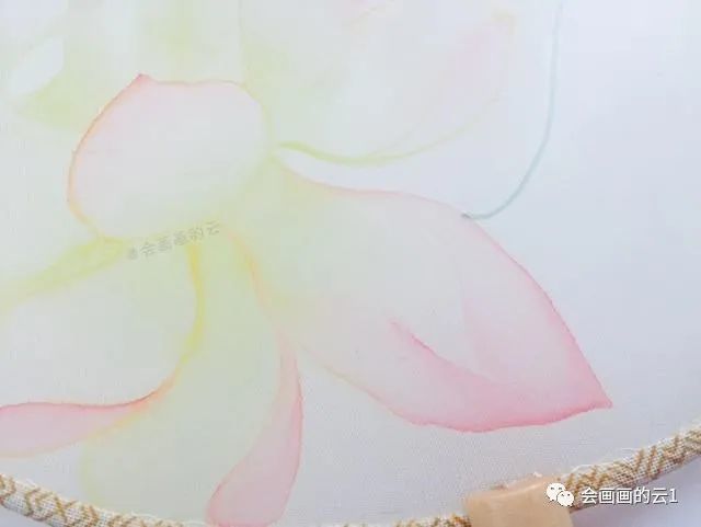 水彩|水彩在团扇上画朵荷花，简单又好看！完全可以自己DIY