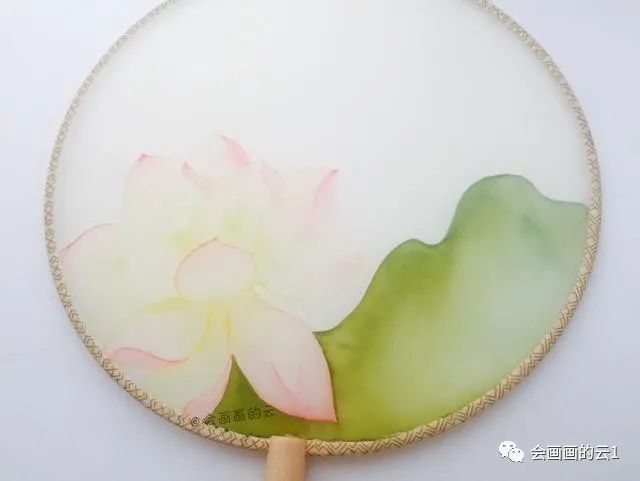 水彩|水彩在团扇上画朵荷花，简单又好看！完全可以自己DIY