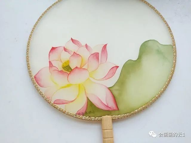 水彩|水彩在团扇上画朵荷花，简单又好看！完全可以自己DIY