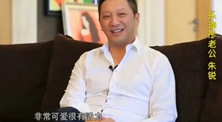 乐珈彤|“梦萍”乐珈彤与富豪老公寺庙祈福秀恩爱，脸僵遭整容质疑后秒删动态