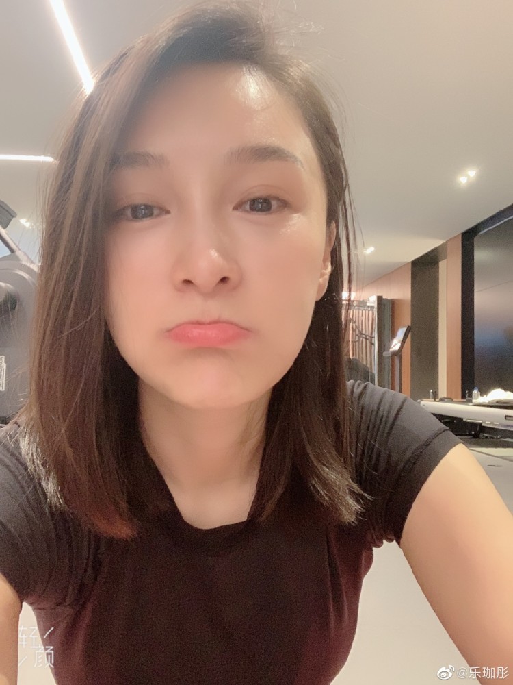 乐珈彤|“梦萍”乐珈彤与富豪老公寺庙祈福秀恩爱，脸僵遭整容质疑后秒删动态