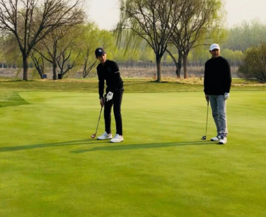 乐珈彤|“梦萍”乐珈彤与富豪老公寺庙祈福秀恩爱，脸僵遭整容质疑后秒删动态