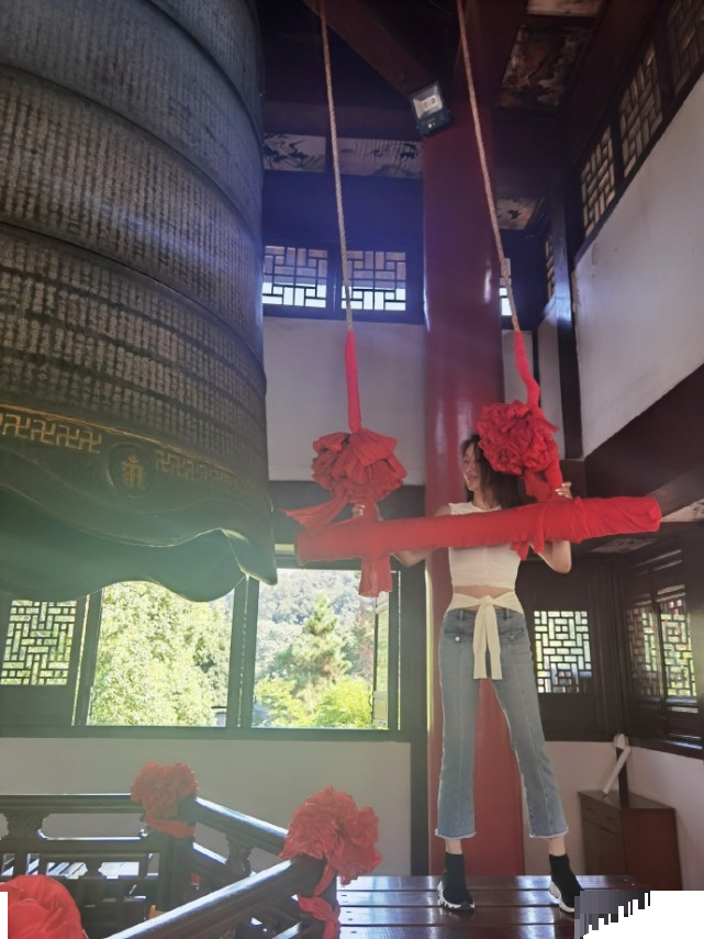 乐珈彤|“梦萍”乐珈彤与富豪老公寺庙祈福秀恩爱，脸僵遭整容质疑后秒删动态