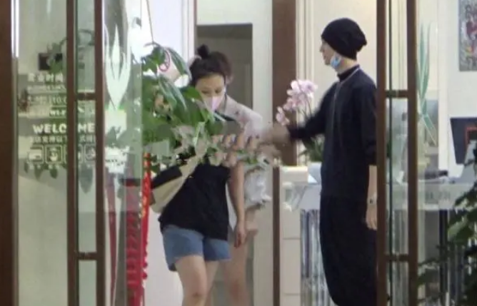 晒近照|马思纯抑郁症后晒近照，戴墨镜耍帅，大笑称：老娘喜庆的营个业！