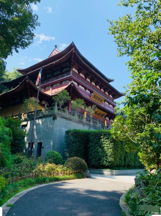 乐珈彤|“梦萍”乐珈彤与富豪老公寺庙祈福秀恩爱，脸僵遭整容质疑后秒删动态