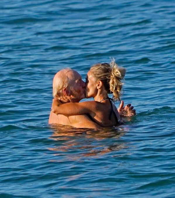 权游73岁男星查尔斯与神秘女郎海边激吻老来变浪子女伴换不停