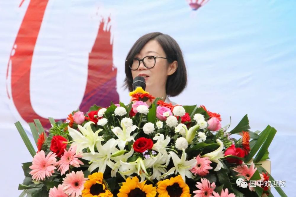 副校长白永端上台讲话,她告诫同学们要在漫长的求学之路上坚持为梦想