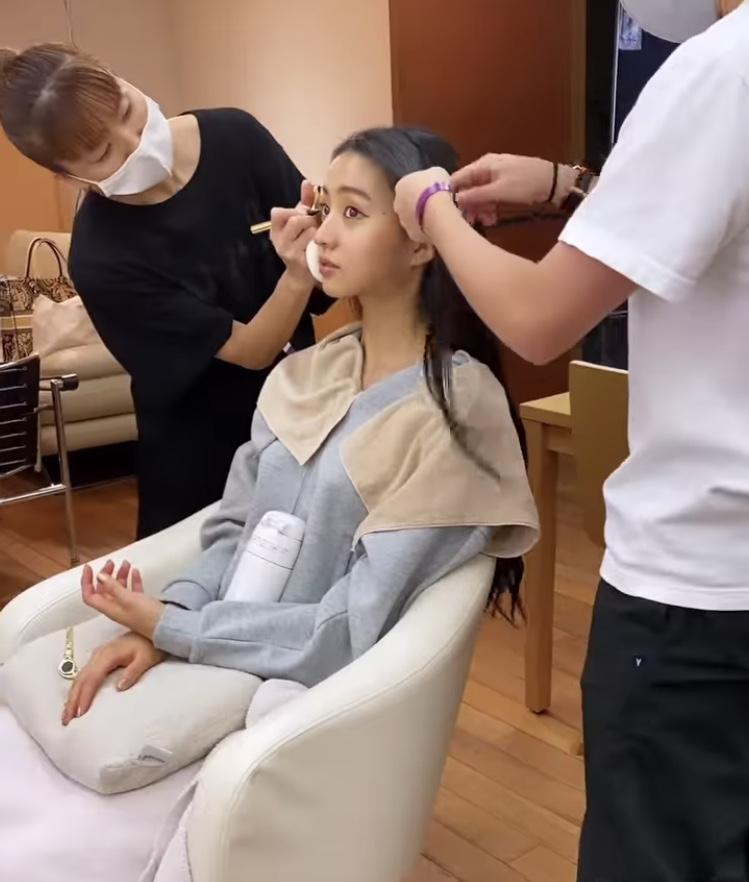 工藤静香|50岁工藤静香穿网靴秀长腿，坐姿霸气女王范，拎心美定制包陪木村光希开工