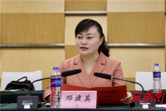 科员欧阳煜出席座谈会并讲话,会议由湘西州卫健委副主任彭志新主持