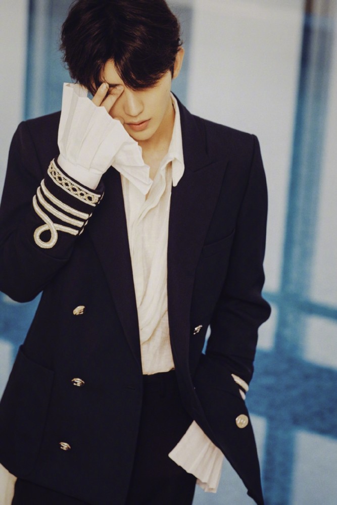 蔡徐坤复古宫廷风造型演绎浪漫情人