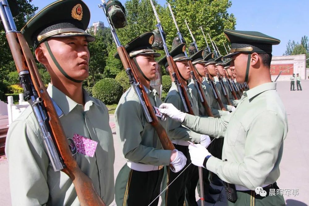 老百姓眼中仪仗队百里挑一百炼成钢