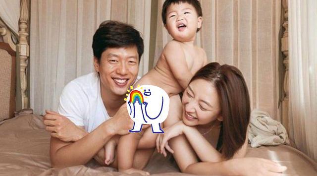 唐一菲晒儿子穿泳衣看电视5岁听听神似凌潇肃性格搞怪又可爱