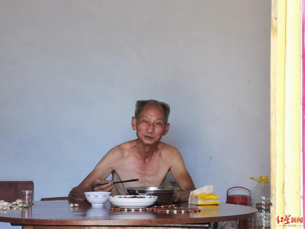 三星堆遗址|三星堆农民考古名人“曾院士”：跟考古队多年，“今天晒稻谷不去修文物了”