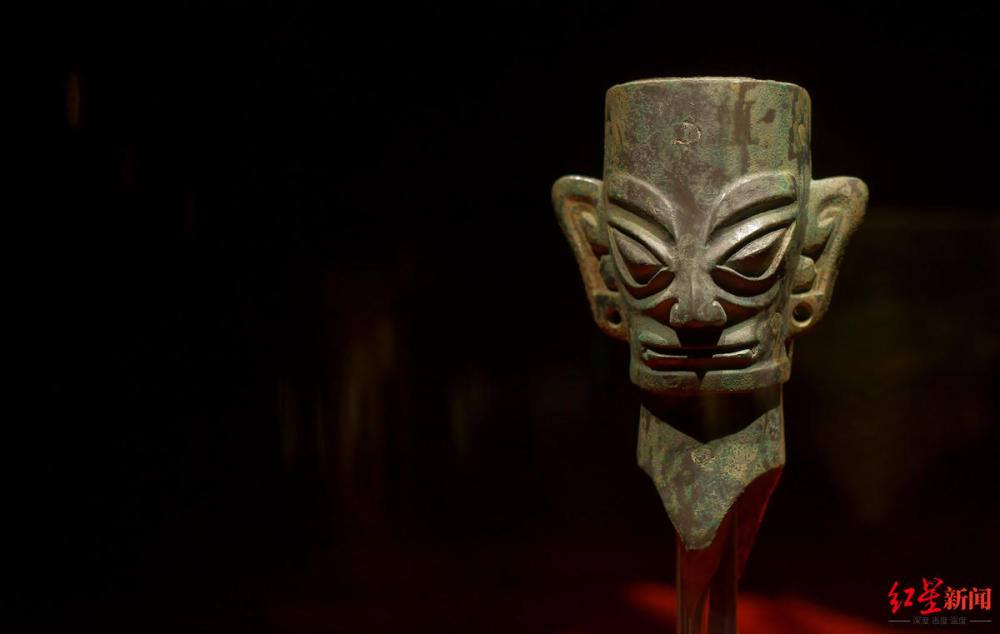 三星堆遗址|三星堆农民考古名人“曾院士”：跟考古队多年，“今天晒稻谷不去修文物了”