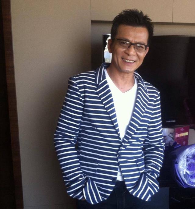 黄日华女儿亲手做蛋糕贺父亲生日其站在妻子照片前留影