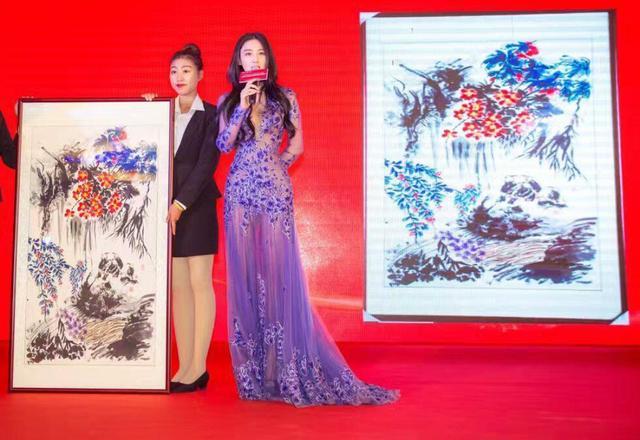 张馨予|张馨予做公益路透曝光，穿搭清新淡雅，教学生画画被赞人美心善