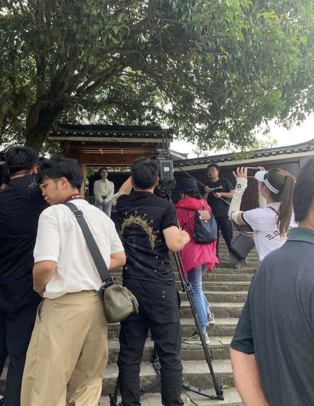 张馨予|张馨予做公益路透曝光，穿搭清新淡雅，教学生画画被赞人美心善