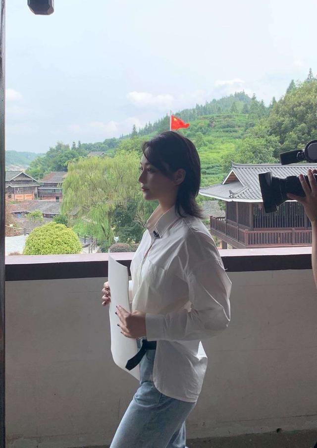 张馨予|张馨予做公益路透曝光，穿搭清新淡雅，教学生画画被赞人美心善