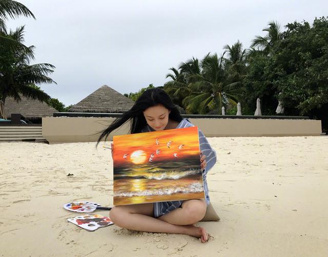 张馨予|张馨予做公益路透曝光，穿搭清新淡雅，教学生画画被赞人美心善