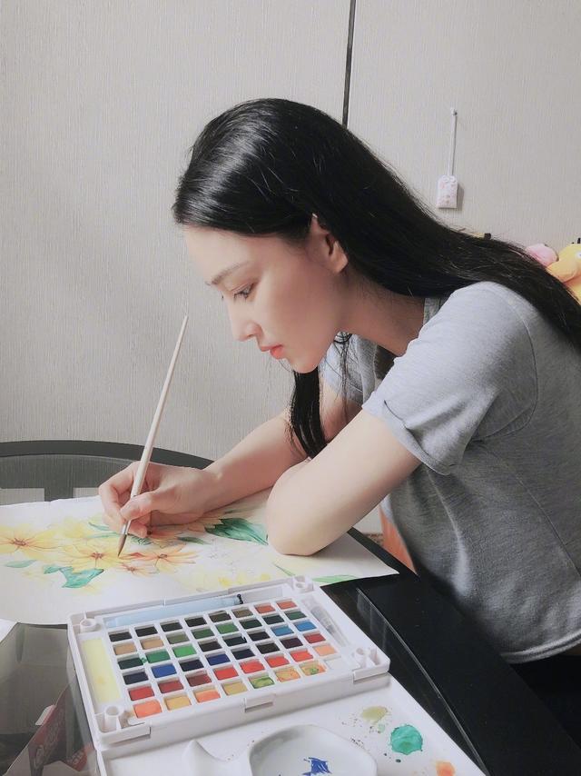 张馨予|张馨予做公益路透曝光，穿搭清新淡雅，教学生画画被赞人美心善