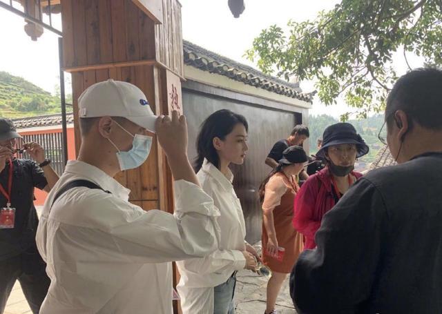 张馨予|张馨予做公益路透曝光，穿搭清新淡雅，教学生画画被赞人美心善