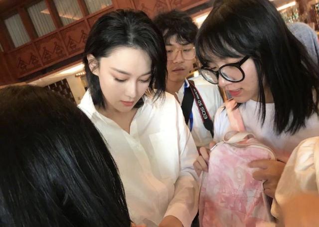 张馨予|张馨予做公益路透曝光，穿搭清新淡雅，教学生画画被赞人美心善