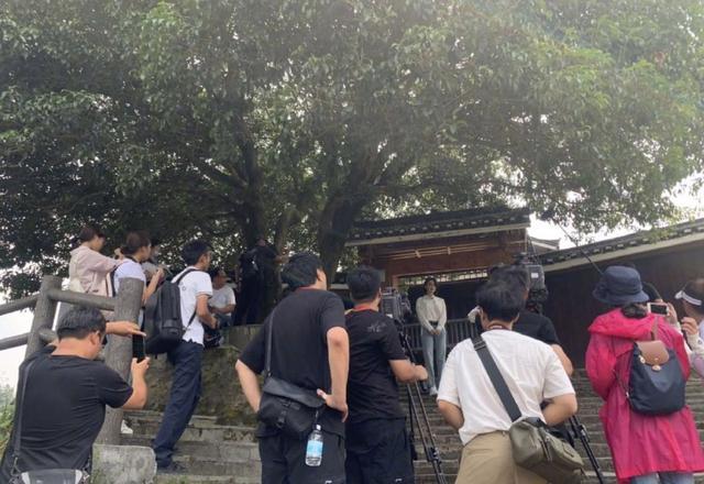 张馨予|张馨予做公益路透曝光，穿搭清新淡雅，教学生画画被赞人美心善