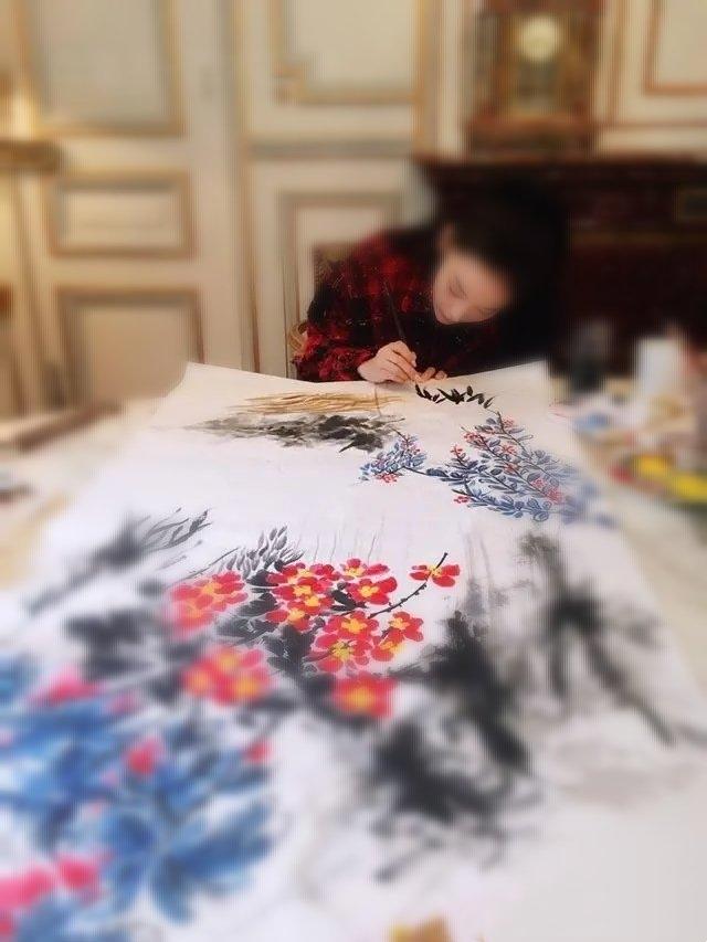 张馨予|张馨予做公益路透曝光，穿搭清新淡雅，教学生画画被赞人美心善