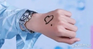 王一博|王一博在博君一肖CP纪念日晒“爱心痣”饰品，唯粉脱粉回踩唾骂其恶心丑陋