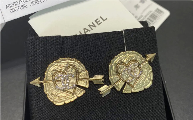 王一博|王一博在博君一肖CP纪念日晒“爱心痣”饰品，唯粉脱粉回踩唾骂其恶心丑陋