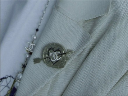 王一博|王一博在博君一肖CP纪念日晒“爱心痣”饰品，唯粉脱粉回踩唾骂其恶心丑陋